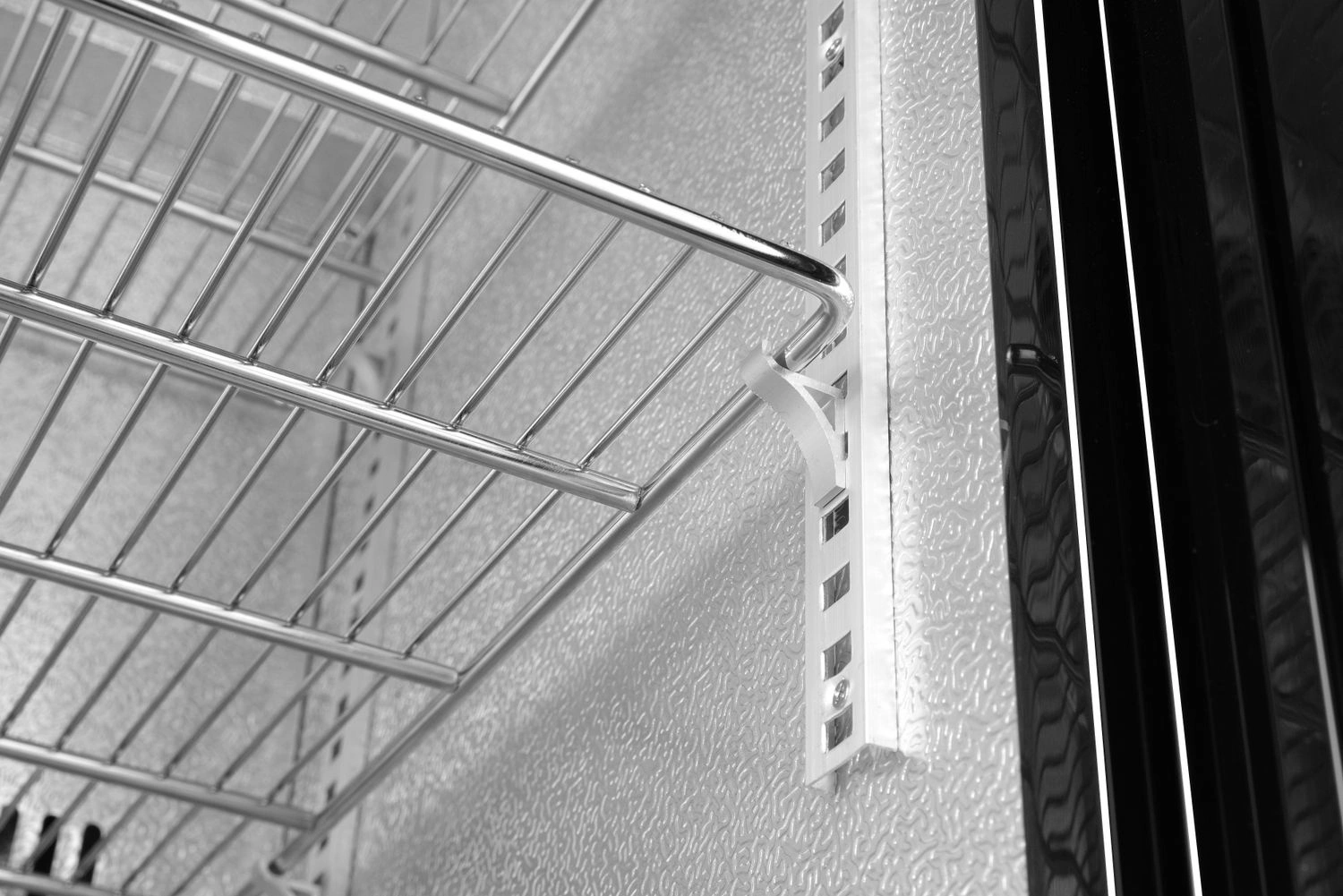 Lodówka barowa na napoje 118 l, aluminium, czarna, 2-10°C | ARKTIC 233900